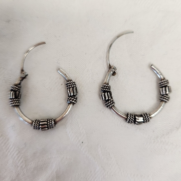 Vintage 90s Silver Hoop earrings - Picture 5 of 13